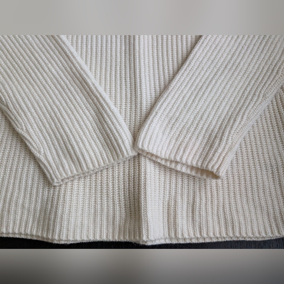 VINCE Ribbed Raglan Crew Sweater in Ivory - Picture 10 of 16